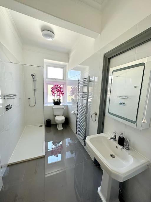 The Retreat - Large Luxury Apartment, Two Mins From Beach 伯恩茅斯 外观 照片